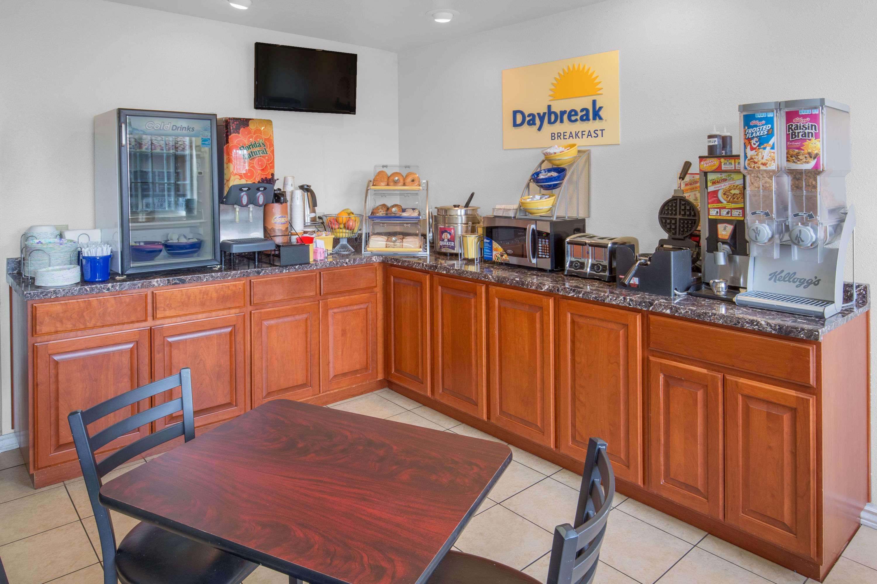 Days Inn By Wyndham Eureka Ca Екстериор снимка
